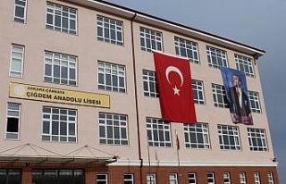 Öğrencisiz okullarda İstiklal Marşı’nı öğretmenler...