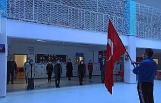 Öğretmenler okulda öğrenciler de evlerinde bayrak...
