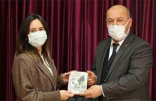 Öğretmenlere "Oyun Terapisi" kitabı hediye...