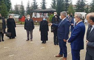 Okul bahçelerinde İstiklal Marşı sesi yükseldi