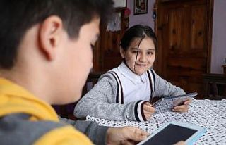 Okula olan özlemlerini tabletlerle gideriyorlar