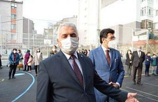 Okulda bayrak törenine katılan Vali: “Bu yalnızlık...