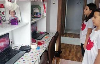 Okullarından uzak kalan öğrenciler bayrak törenine...