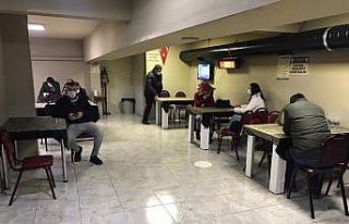 Onlar oynamaktan, polis yakalamaktan usanmadı