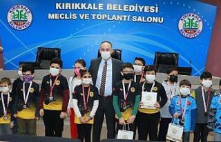 Online satranç turnuvasında ödüller sahiplerini...