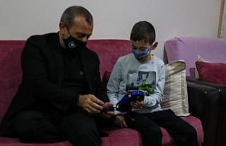 Ordu Valisi, bu kez 3 kitap yazar engelli genci sevindirdi