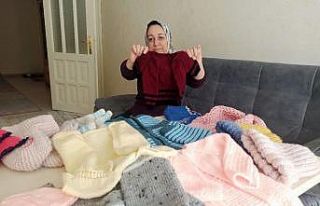 Örgü yaparak çocuklarını okutuyor