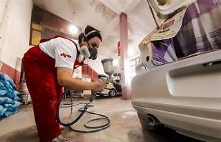 Oto boyacılığında erkeklere taş çıkartıyor