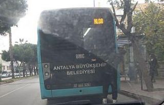 Otobüsün arkasına takılan patenli genç şoförün...