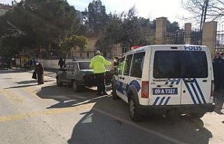 Otomobil ani fren yapınca, motosikleti devirdi