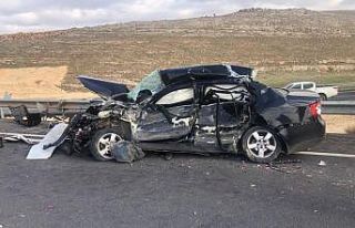 Otomobil beton mikserine çarptı: 2 ölü