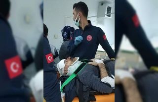 Otomobil dere yatağına yuvarlandı: 2 yaralı