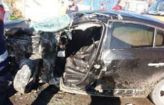 Otomobil direğe çarpıp takla attı: 3 yaralı