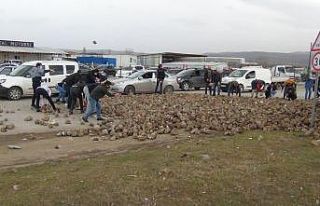 Otomobil ile çarpışan pancar yüklü tır metrelerce...