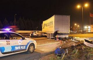 Otomobil ile çarpışan tır bariyerleri parçaladı,...