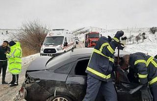 Otomobil ile minibüs çarpıştı: 4 yaralı