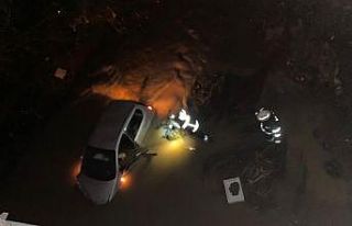 Otomobil ile uçtuğu derede telefonla yardım istedi