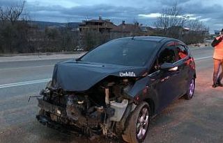 Otomobil park halindeki kar küreme aracına çarptı;...