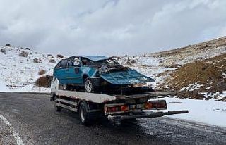 Otomobil şarampole devrildi: 2 ölü, 1 yaralı