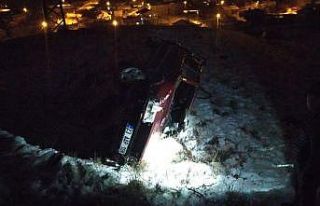Otomobil virajı alamadı, evin bahçesine uçtu:...