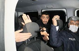 Otomobilden havaya ateş açtılar, polisten kaçarken...