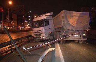 Otomobile çarpmamak için manevra yapan hafriyat...