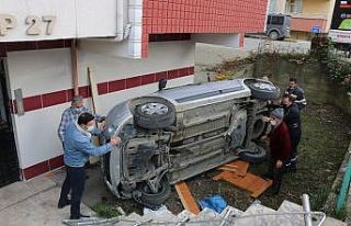 Otomobili ile sitenin bahçesine uçan doktor yaralandı