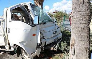 Otomobilin arkadan çarptığı kamyonetin sürücüsü...