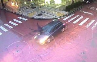 Otomobilin çarptığı bisiklet sürücüsü havada...