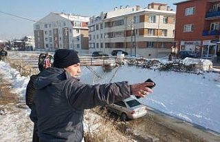 Otomobilin kanala düştüğü kazada sürücünün...