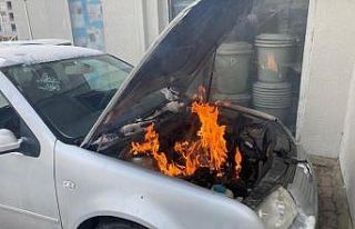 Otomobilin motor kısmı alev aldı