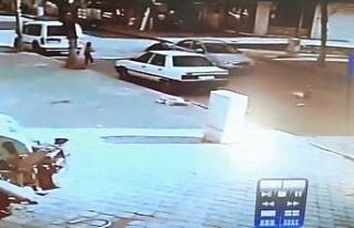 Otomobilin önüne fırlayan çocuk metrelerce sürüklendi