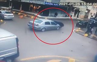 Otomobille çarpışan motosiklet sürücüsü ölümden...