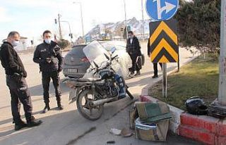 Otomobille çarpışan motosikletli kurye yaralandı