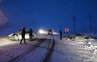 Otomobiller çarpıştı: 5 yaralı