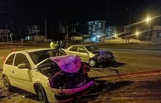 Otomobiller kafa kafaya çarpıştı: 2 yaralı