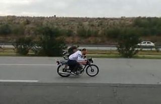 Otoyolda yarış yapan motosiklet sürücülerine...