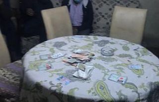 Oyun kartlarını sobada yakmaya çalıştılar