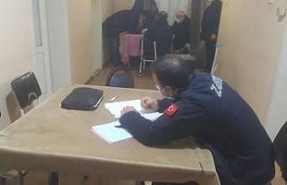 Oyun salonuna çevrilen eve polis baskını