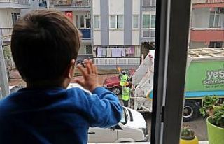(ÖZEL) 2,5 yaşındaki Yusuf ile çöp kamyonu personelinden...