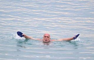 (Özel) Antalya’da soğuğa inat deniz keyfi