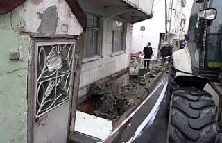 (Özel) Arnavutköy’de kaldırım çöktü, bir...