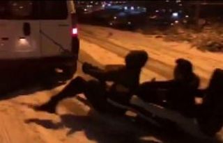 (Özel) Buzlanan sokakta gençlerin tehlikeli oyunu
