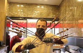 (ÖZEL)Gaziantepliler kebaba mesafe koymuyor
