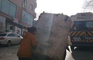 (Özel) Kağıt toplayıcısı anneye çocuğundan...