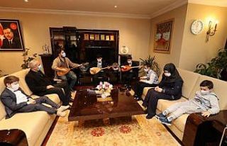 Özel konuklarından Başkan Büyükgöz’e bağlama...