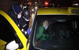 (Özel) Ticari takside alkol alırken yakalanan genç...
