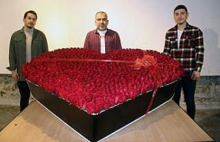 Pandemi sürecinde görüşemediği sevgilisi için...