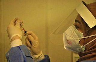 Pandemi sürecinin kahramanları ilk aşılarını...