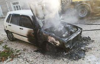 Park halinde alev alan araç yandı